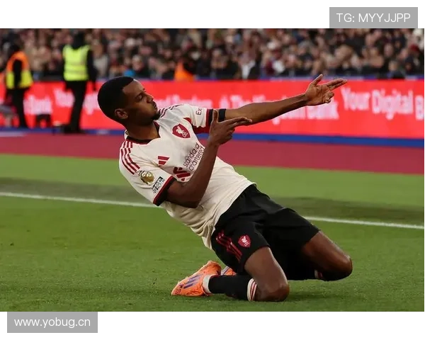 萨拉赫 vs 贝尔:巅峰期进攻效率与战术角色对比 萨拉赫 vs 贝尔:巅峰期进攻效率与战术角色对比