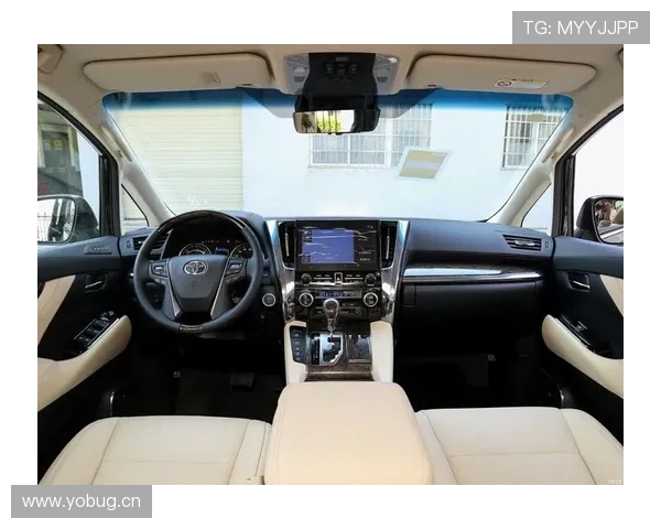 莱万多夫斯基超市推车里那个名牌包，比我一个月房租还贵